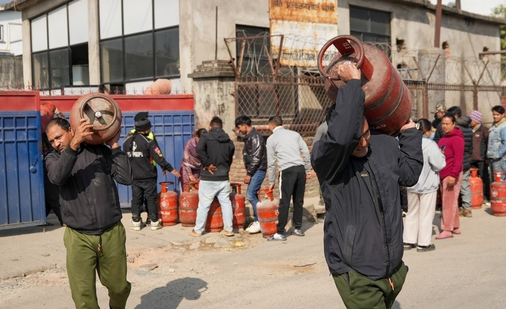 ग्यास नपाइएपछि खाली सिलिन्डर बोकेर उपभोक्ता बालाजु औद्योगिक केन्द्रमा, तस्बिरहरू