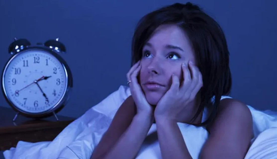 के तपाईको निन्द्रा  राति २–३ बजे अचानक खुल्छ ? इन्सोम्नियाको संकेत हुन सक्छ