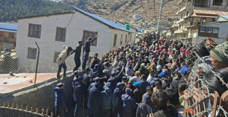 सेवा सुविधा कम भएको भन्दै हुम्लामा निर्वाचन प्रहरीले गरे प्रदर्शन