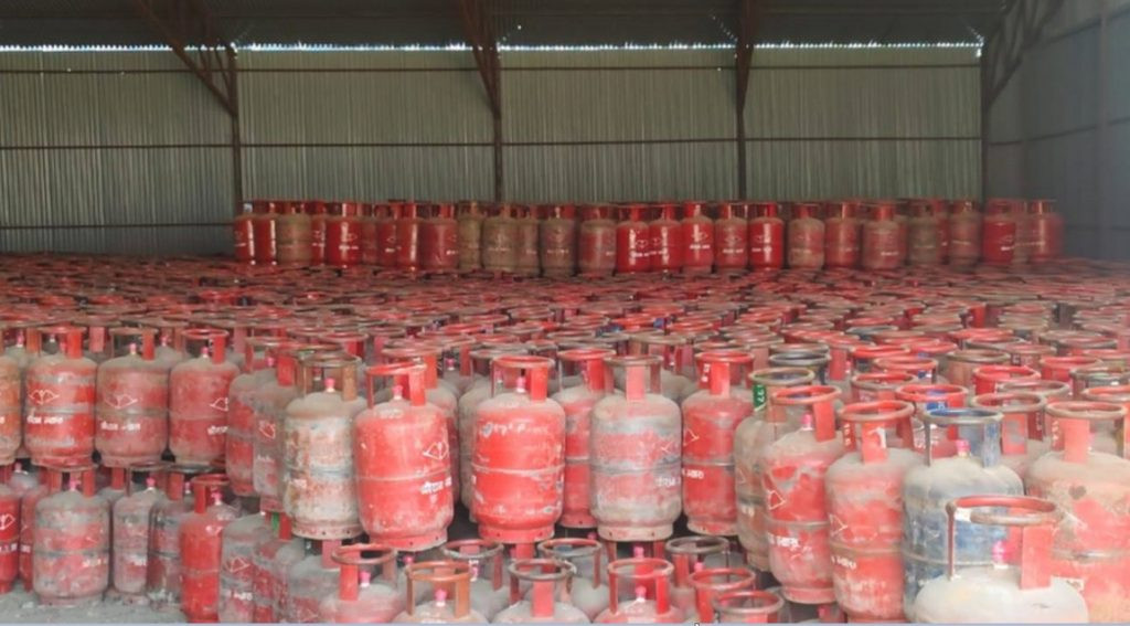 लुकाइएको अवस्थामा फेला परेका ६ हजार सिलिन्डर ग्यास अब कसरी बिक्री वितरण हुन्छ ?