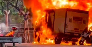 हङकङको क्वाइचुङ कार पार्कमा आगलागी, तरल पदार्थ बोकेको ट्रक जलेर नष्ट