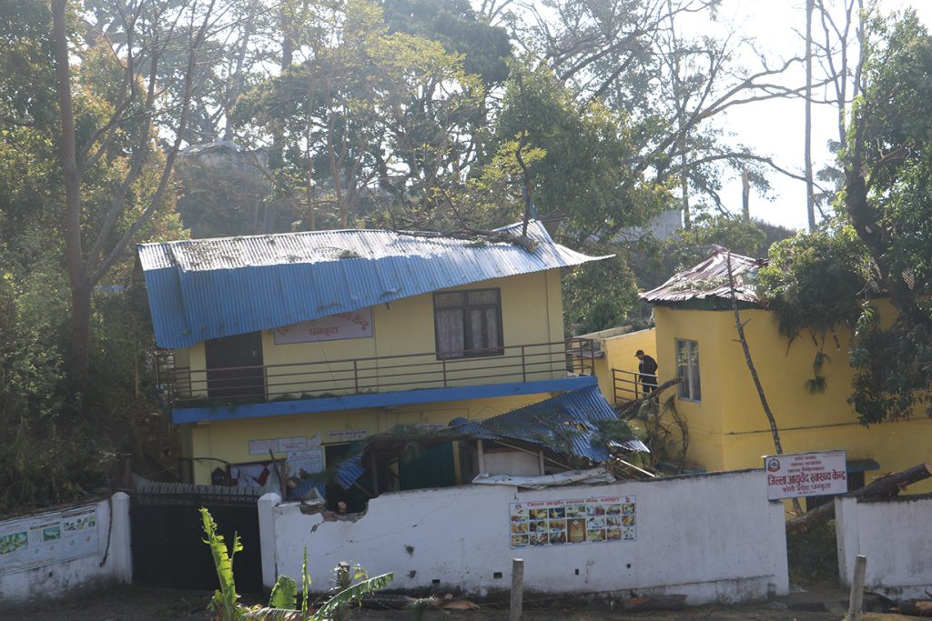 धनकुटामा हावाहुरीले सरकारी र निजी संरचनामा क्षति, ३६ घण्टादेखि विद्युत अवरुद्ध