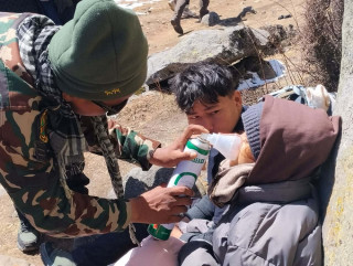 लेक लागेकी युवतीको नेपाली सेनाद्वारा उद्धार