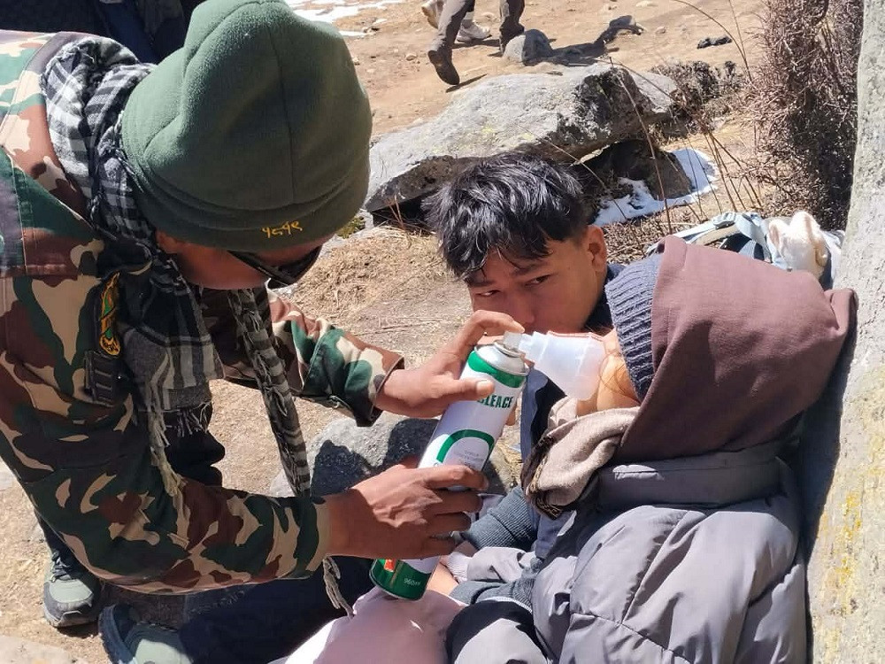 लेक लागेकी युवतीको नेपाली सेनाद्वारा उद्धार