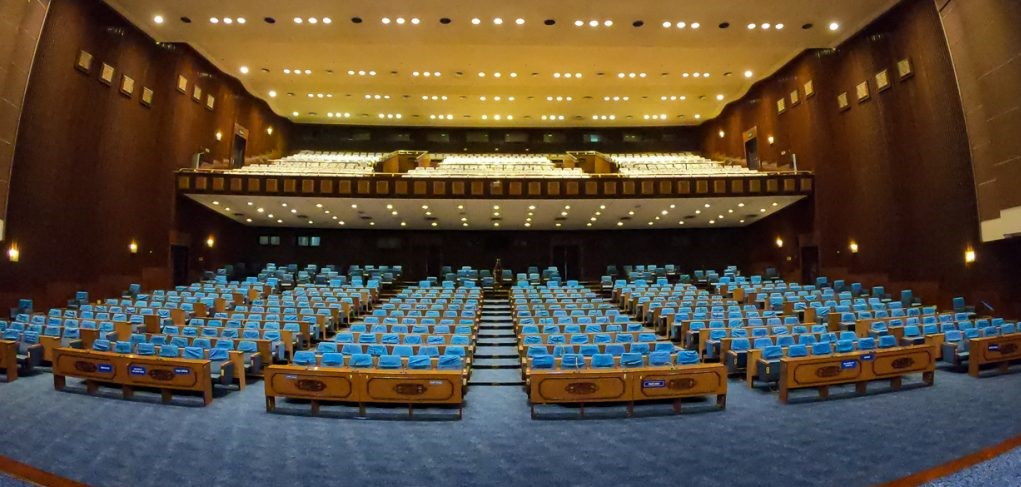 नवनिर्वाचित सांसदहरूले पहिचान झल्किने पोशाक लगाएर मातृभाषामा शपथ लिन पाउने