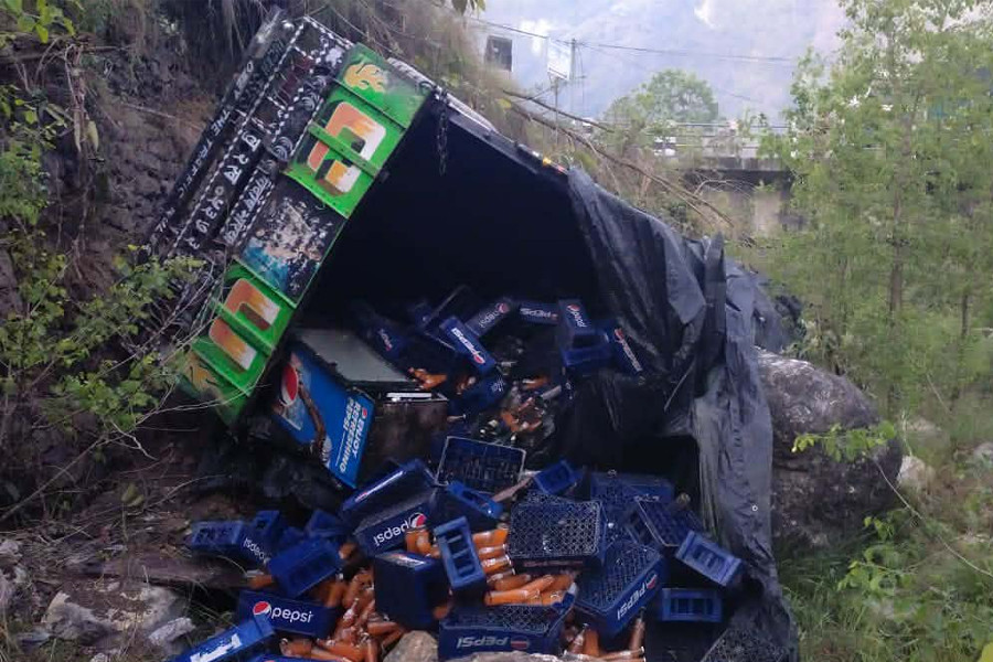 गुल्मीमा ट्रक दुर्घटना हुँदा २ जना घाइते