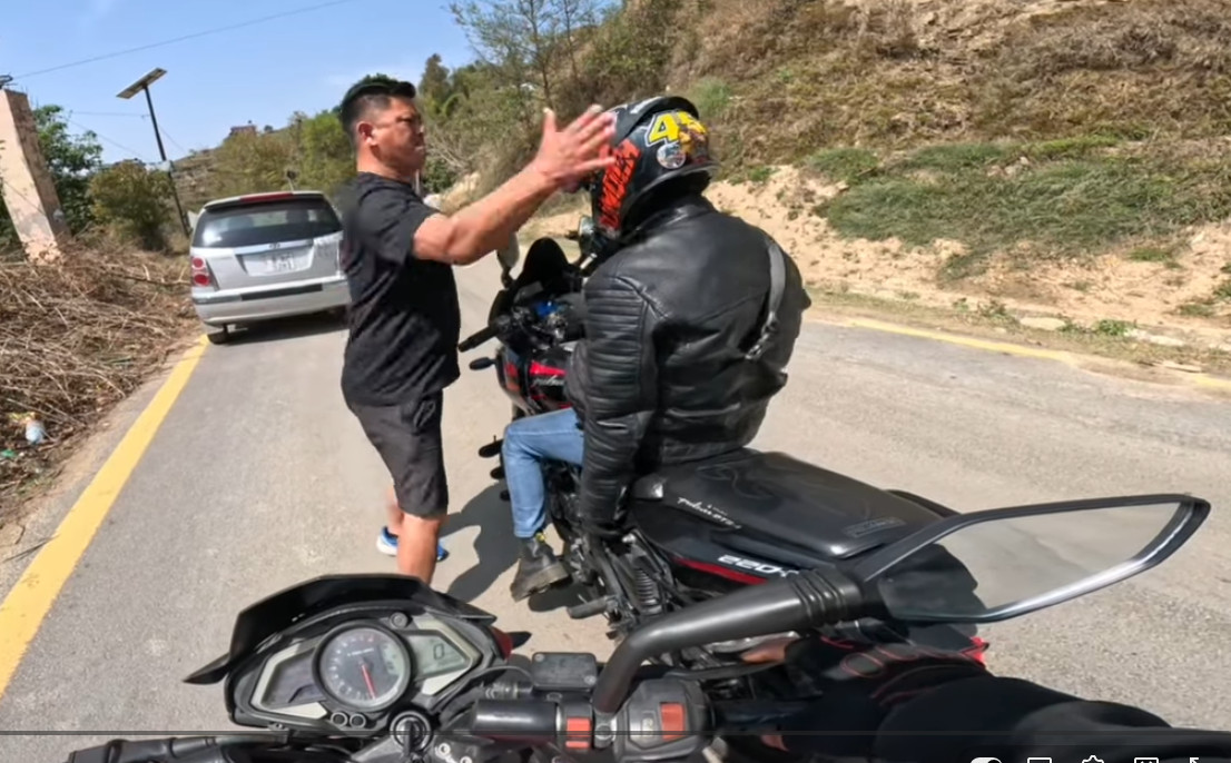 मोटरसाइकल चालकलाई कुटपिट गर्ने कार चालक पक्राउ