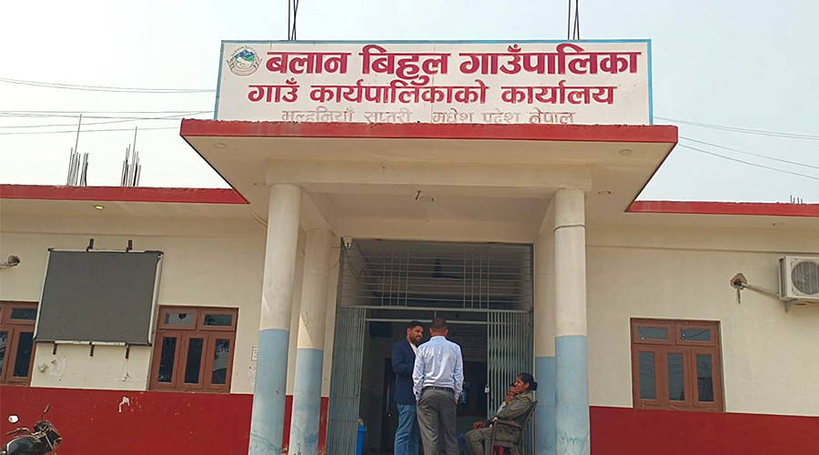 बलान बिहुल  गाउँपालिका अध्यक्षको छड्के : २५ कर्मचारीको हाजिरीमा रातो