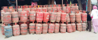 आधा सिलिन्डर ग्यासको मूल्य सोह्र सय रुपैयाँ