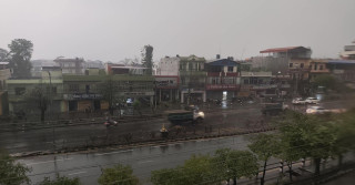 बादल र हावाहुरीका कारण लुम्बिनीका जिल्लामा दिउँसै अँध्यारो