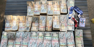 सिट कभरभित्र लुकाएको २० लाख रकमसहित एक जना पक्राउ