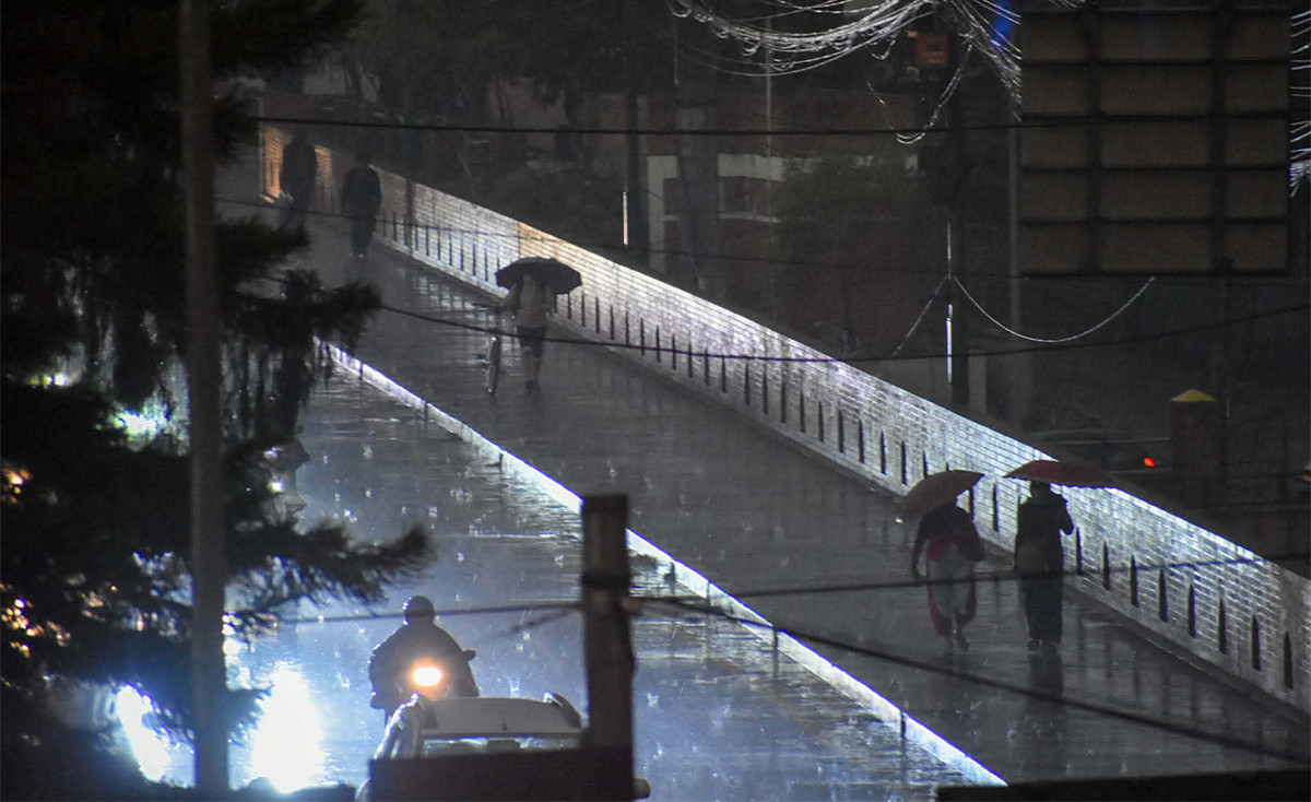 काठमाडौंमा दिउँसै अँध्यारो, पर्‍यो असिनापानी