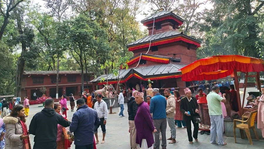 नवदुर्गा सुरु भएसँगै कालिका भगवती मन्दिरमा भक्तजनको भीड