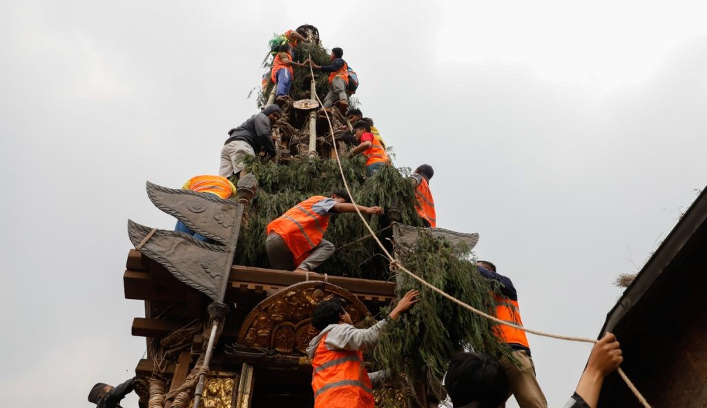 सेतो मच्छेन्द्रनाथको रथ धमाधम बनाइँदै, चैत १२ गते राति राष्ट्रपतिले दर्शन गर्ने