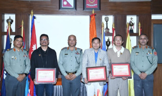 सशस्त्र प्रहरी महानिरीक्षक अर्यालद्वारा आईजी एपीएफ कोमेन्डेशन प्रदान