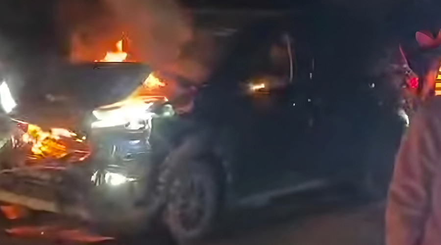 जिपसँग ठोक्किएपछि भारतीय नम्बरको कारमा आगलागी