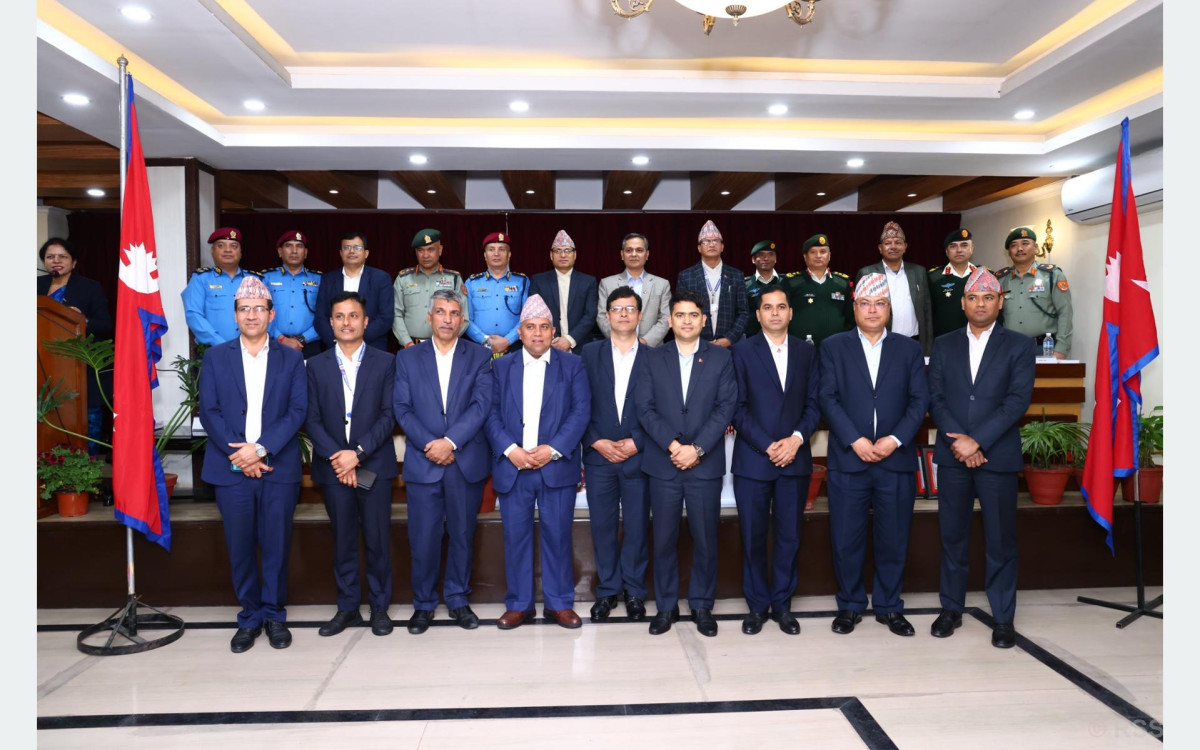 निर्वाचन सफल बनाएको भन्दै कर्मचारी र सुरक्षा निकायलाई गृहमन्त्रीले गरे सम्मान