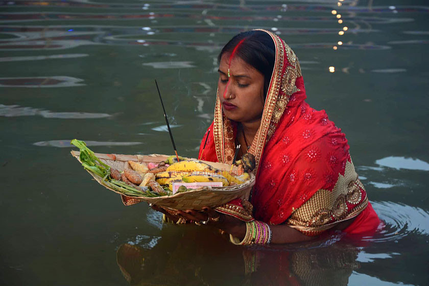 आज अस्ताउँदो सूर्यलाई अर्घ दिँदै चैती छठ पर्व मनाइँदै