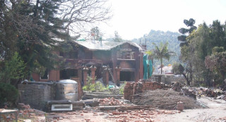 आगजनीले क्षतिग्रस्त देउवा निवास भत्काउन सुरु