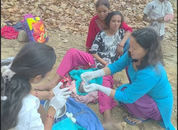 स्वास्थ्य केन्द्र पुग्न नपाउँदै बाटोमै सुत्केरी, आमा र नवजात शिशुको अवस्था सामान्य