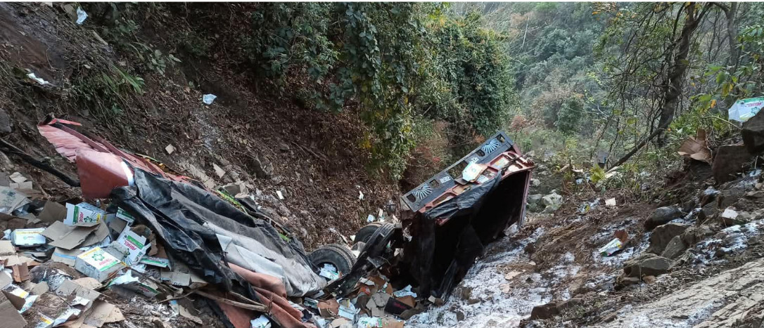 हेटौँडाबाट काठमाडौं आउँदै गरेको ट्रक कान्तिलोकपथमा दुर्घटना, १ युवकको मृत्यु, चालक भने गम्भीर घाइते