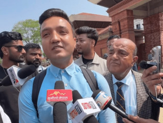 विद्यालय पाेशाकमा रास्वपा सांसद रहबरले लिए शपथ