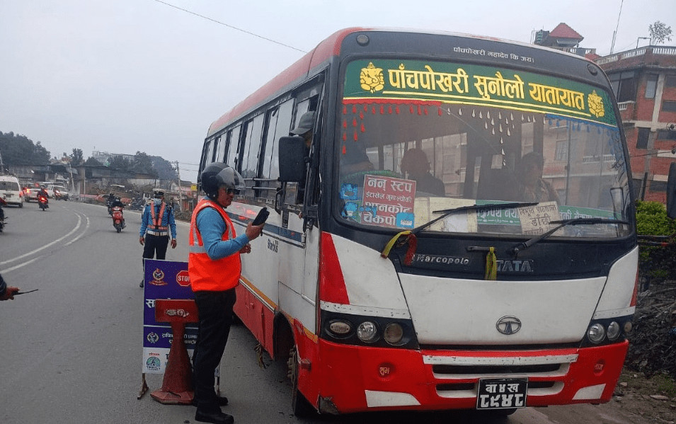 अरनिको राजमार्गमा लागुपदार्थ सेवन गरी गाडी चलाउने ५ चालक पक्राउ