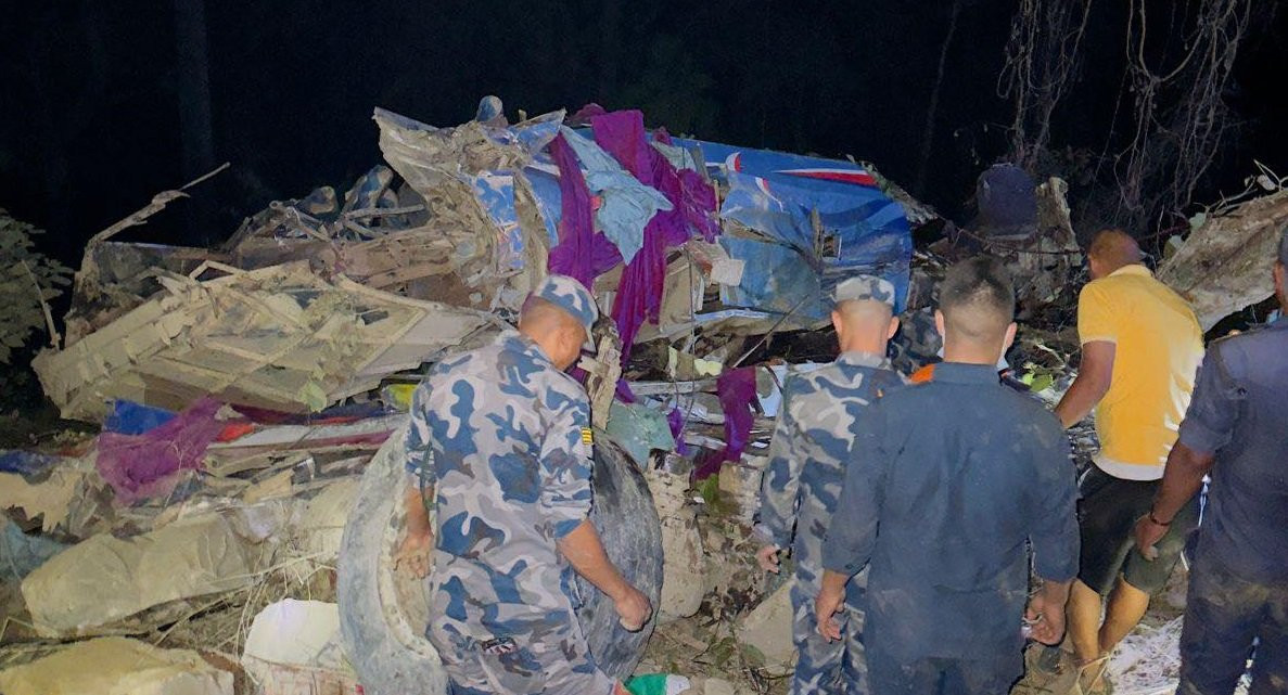 दाउन्नेमा  बस र ट्रक २ सय मिटर तल खस्दा ३ जनाको मृत्यु, १५ घाइते