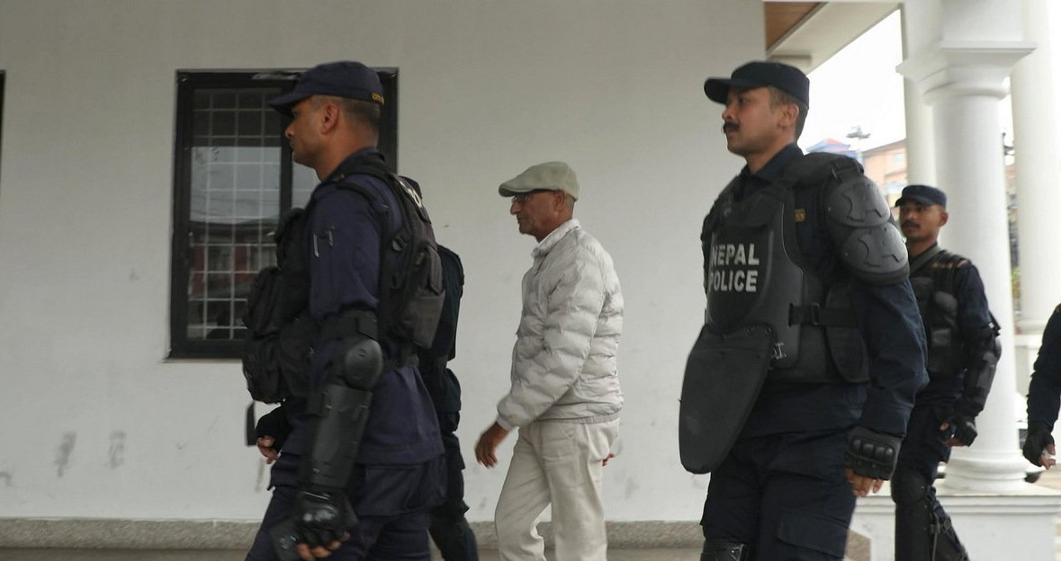 रमेश लेखक जिल्ला अदालत काठमाडौंमा उपस्थित गराइँदै