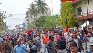 विराटनगरमा एमालेको प्रदर्शन, जिल्ला प्रशासन कार्यालय घेराउ