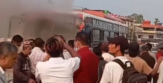 गुडिरहेको बसमा अचानक आगलागी