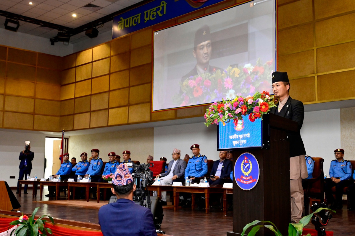 प्रहरी हेडक्वार्टरमा गृहमन्त्री:  नागरिकसँग बोल्दा बचन र बोलीमा शिष्टता ल्याउन निर्देशन