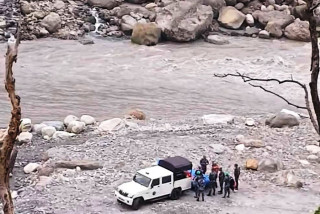 प्रहरीले जाँच गर्दा भागेका युवा कालीगण्डकीमा हाम फालेर बेपत्ता