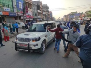 अर्थमन्त्री पौडेललाई बुटवलमा कालोझण्डा देखाइयो 