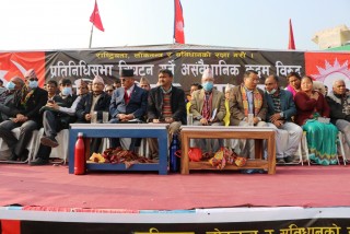 प्रचण्ड–माधव नेपाल समुहको बिरोध सभामा देखिएका फरक दृष्यहरु