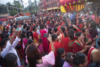 तीजको दिन पशुपतिमा दर्शनार्थीको घुँइचो (तस्वीरहरु)