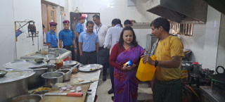 सिद्धार्थनगरमा बजार अनुगमन : ४० लिटर तेल, २९ प्याकेट मसला नष्ट