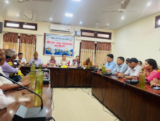 पुर्व प्रधानमन्त्रीद्वयसँग व्यवसायीका गुनासैगुनासा 