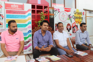 एनजी मार्केट : लक्की ड्रबाट एक हजार ग्राहकलाई उपहार वितरण गर्दै 