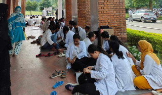 युसीएमएसका आन्दोलनरत विद्यार्थीहरुले थाले रिले अनसन