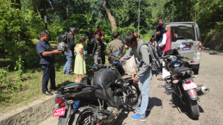 सवारी दुर्घटनाका घाइतेको लुम्बिनीका गृहमन्त्री पाण्डेयद्वारा उद्वार