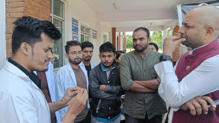 आन्दोलनरत विद्यार्थीहरुलाई भेट्न युसीएमएस पुगे लुम्बिनीका गृहमन्त्री पाण्डेय