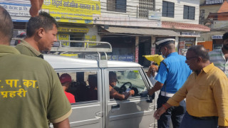 बेलहिया नाकामा अव्यवस्थित पार्किङ गर्ने ६ वटा भारतीय गाडीलाई जरिवाना