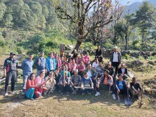 हरेक शनिबारका दिन प्यूठानको खुङमा स्वयंसेवकहरुको लर्काे