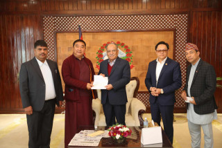 लुम्बिनी विकास कोषले भुकम्पप्रभावितका लागि २५ लाखको चेक प्रधानमन्त्रीलाई बुझायो 