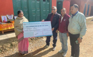 एफइसी सहकारीद्वारा स्वर्गीय पदम श्रेष्ठको परिवारलाई राहत प्रदान