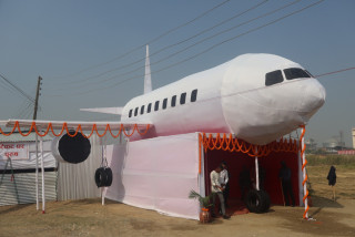 विमानस्थल पूर्णरुपमा सञ्चालन नभएपछि व्यवसायीले बनाए ‘जहाज’