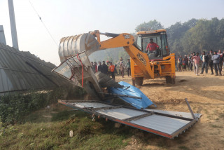 सीमा क्षेत्रमा रहेको कवाडको गोदाममा रोहिणी गाउँपालिकाले लगायो डोजर