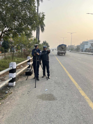 ‘राडर गन’ मार्फत तीव्र गति नियन्त्रण गर्दै रुपन्देही ट्राफिक प्रहरी