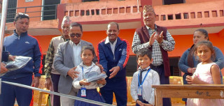 मायादेवी युवा तथा बौद्धिक समाजद्वारा विद्यार्थीलाई न्यानो कपडा वितरण